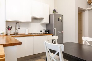 Réfrigérateur, un four, surface de cuisson, lave-vaisselle