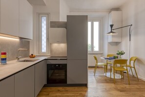 Eine moderne Küche mit Einbauofen, Spüle und Fenster.
