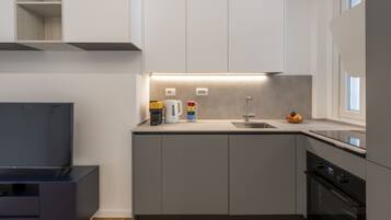 Frigorifero, forno, piano cottura, lavastoviglie