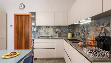 Kühlschrank, Ofen, Herdplatte, Geschirrspüler