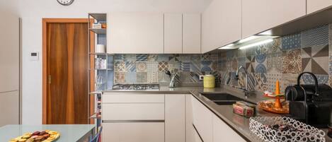 Réfrigérateur, four, plaque de cuisson, lave-vaisselle