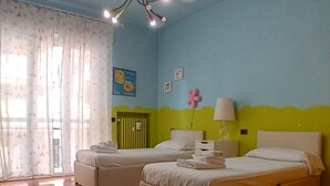 A room with two beds, a wooden floor, a ceiling with cloud decorations, and a window with curtains. - Stromboli, 22 – Elegante appartamento (Milano)