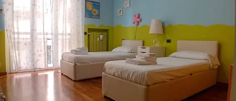 2 habitaciones, escritorio, tabla de planchar con plancha y wifi