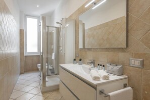 Shower, hair dryer, bidet, towels - BnButler - Venini, 14 (Milano)