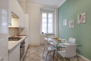 Réfrigérateur, un four, surface de cuisson, lave-vaisselle
