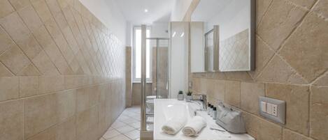 Dusche, Haartrockner, Bidet, Handtücher
