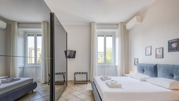 A hotel room with a bed, a desk, a chair, a TV, and a window. - Venini 14 - Tra Centrale e Buenos Aires (Milano)