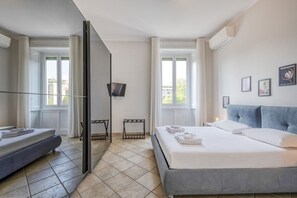 A hotel room with a bed, a desk, a chair, a TV, and a window. - Venini 14 - Tra Centrale e Buenos Aires (Milano)