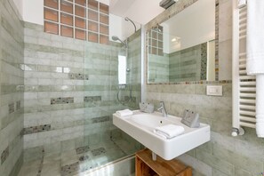 أحواض استحمام، مجففات شعر، مراحيض شطف، مناشف