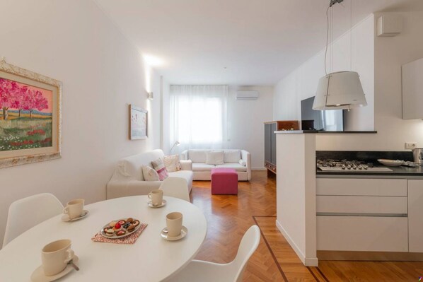 Een modern appartement met een eethoek, keuken en woonruimte.