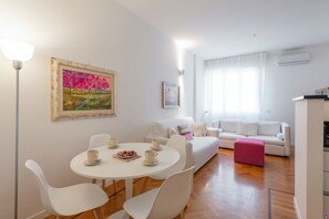 Unclassified image, 4 of 48, button - Verona 12, Porta Romana district (Milano)