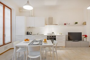 Fridge, oven, coffee/tea maker