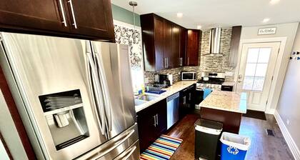PROMO 10% WEEKLY AND 15% MONTHLY! Jacuzzi, King Beds, Easy Access to DT Chicago!