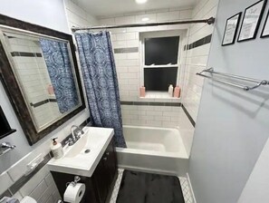 Shower, jetted tub, hair dryer, bidet - PROMO 10% WEEKLY AND 15% MONTHLY! Jacuzzi, King Beds, Easy Access to DT Chicago! (Westchester)
