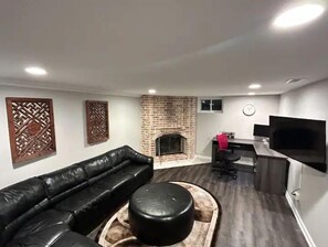 Smart TV, fireplace, ping pong, books