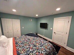 4 bedrooms, desk, iron/ironing board, free WiFi