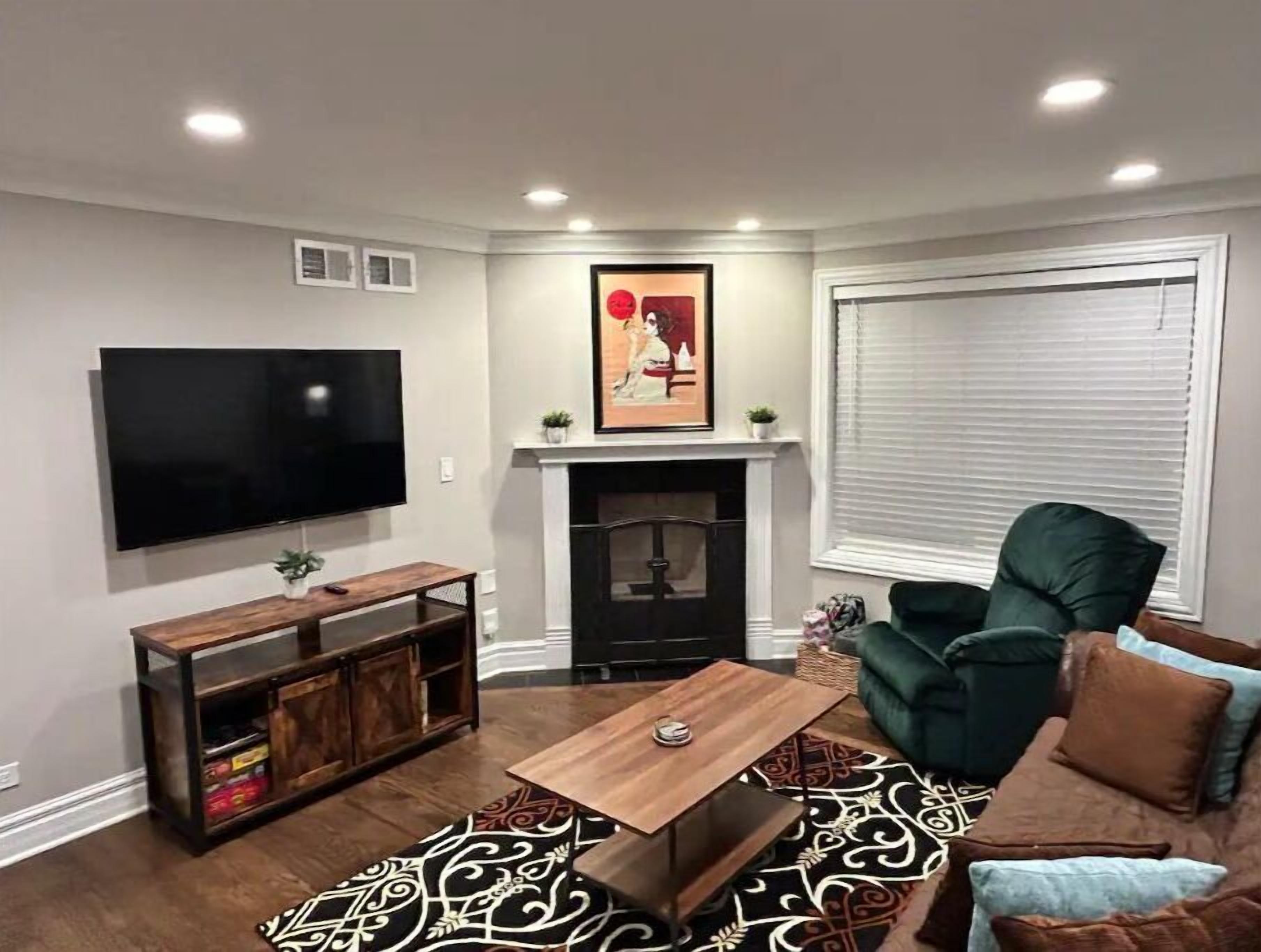 Smart TV, lareira, mesa de pingue-pongue, livros