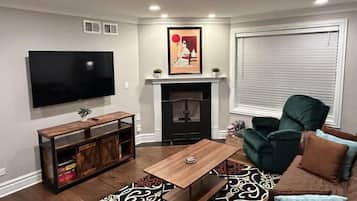 Smart TV, lareira, mesa de pingue-pongue, livros