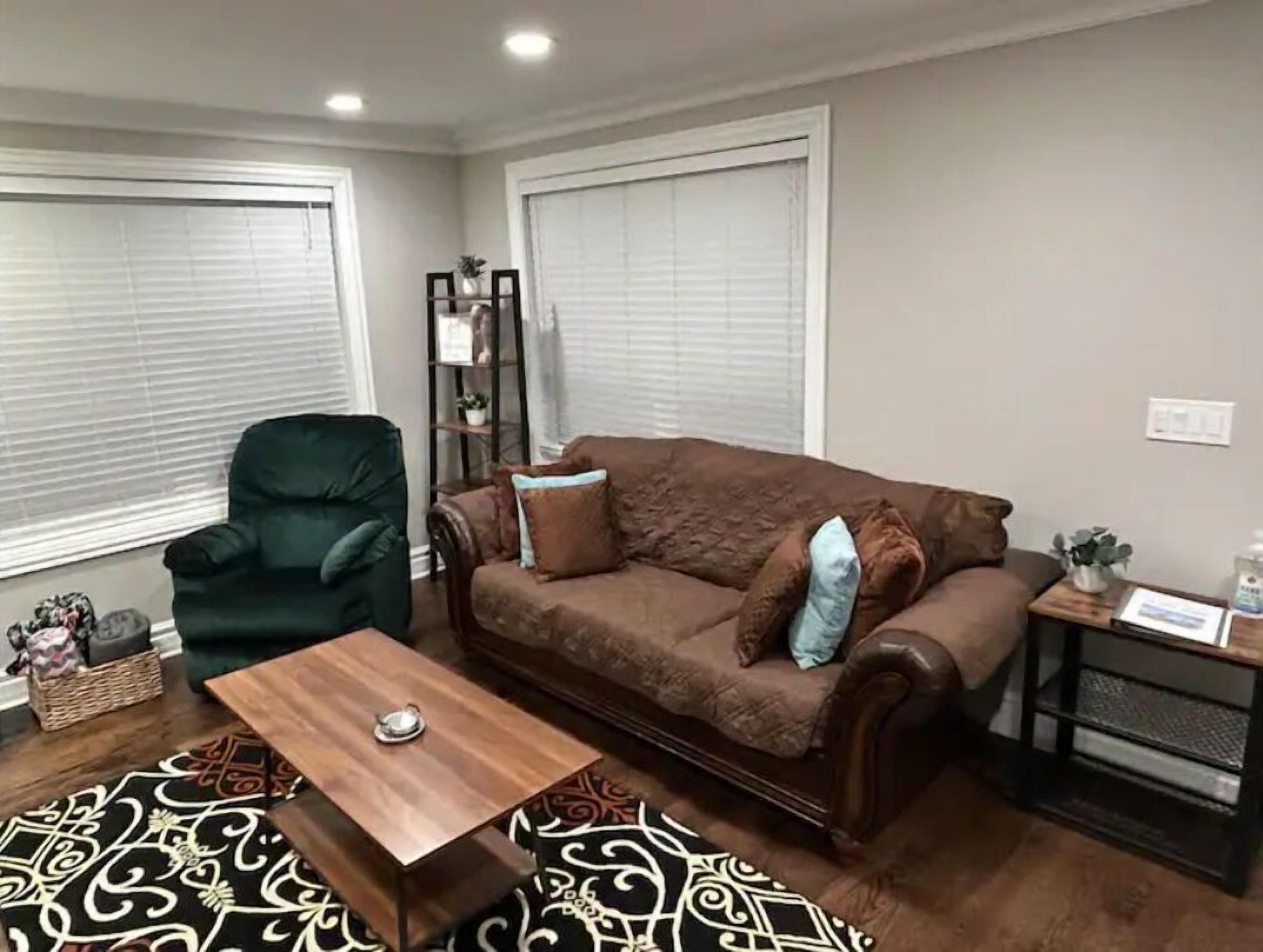 Smart TV, lareira, mesa de pingue-pongue, livros