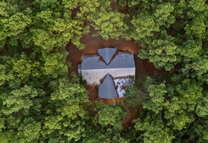 An aerial view of a house surrounded by dense forest. - Secluded Hot Tub Retreat for Families and Friends (Broken Bow)