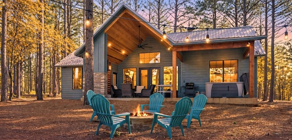 A cabin with a fire pit, outdoor seating, and a covered porch. - Secluded Cabin, Fire Pit, Outdoor Games, Hot Tub (Broken Bow)