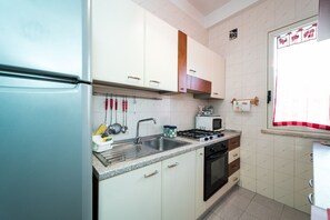 Kühlschrank, Herdplatte, Kochgeschirr/Geschirr/Besteck