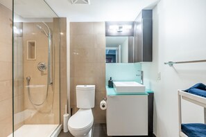 Dusche, Haartrockner, Handtücher, Seife