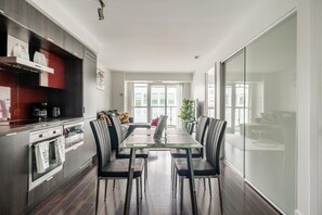 Een koelkast, een microgolfoven, een oven, een kookplaat