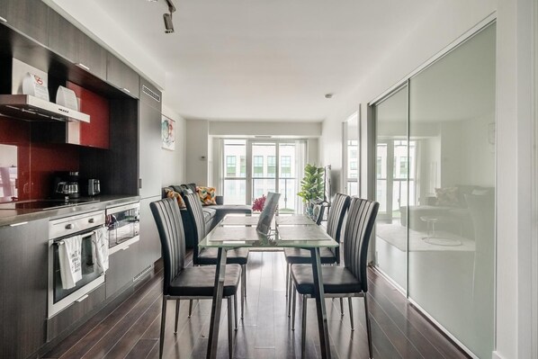 Réfrigérateur, micro-ondes, four, plaque de cuisson