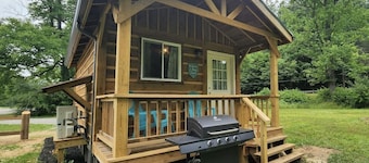 Cozy cabin close to Summersville Lake and the New River Gorge National Park!