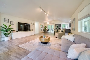 TV, offices - 2 Mi to Lake Sammamish State Park! Modern Duplex (Issaquah)