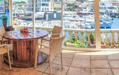 3 bedroom beach front home in Sausset-les-Pins