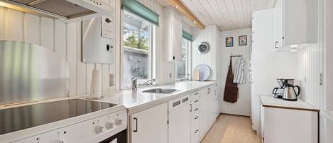 冷蔵庫、コンロ、コーヒー / ティーメーカー