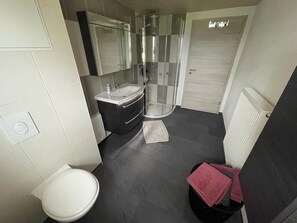 Dusche, Haartrockner, Handtücher, Seife