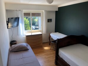 3 bedrooms, desk, iron/ironing board, WiFi