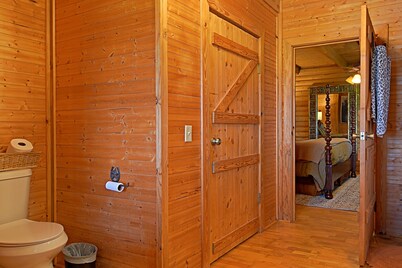 4D Guest Ranch~Large private pool with volley ball and basket ball nets