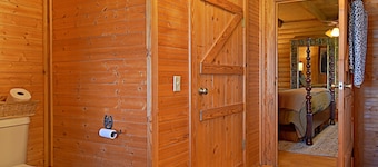 4D Guest Ranch~Large private pool with volley ball and basket ball nets