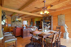 Dining - 4D Guest Ranch~Large private pool with volley ball and basket ball nets (Waelder)