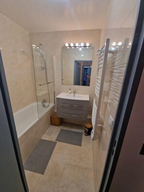 Jetted bath, hair dryer, towels, soap
