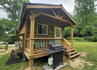 Cozy cabin close to Summersville Lake and the New River Gorge National Park!