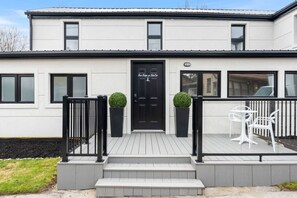 Exterior - Luxe Lodges on Lake Erie ~ Moonstone ~ Beach House (Port Dover)