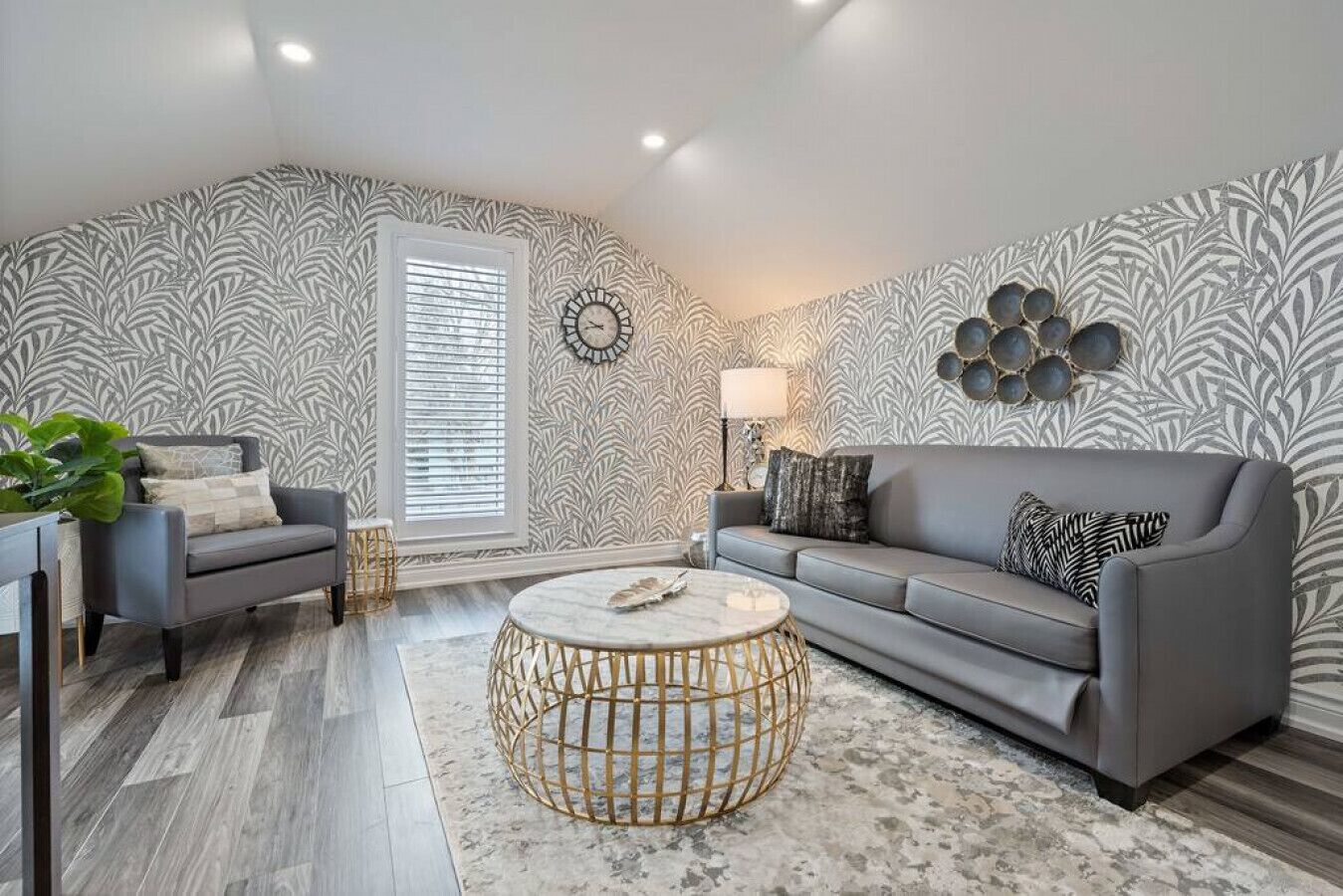 Televisión y chimenea 