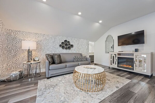 TV, fireplace - Luxe Lodges on Lake Erie ~ Moonstone ~ Beach House (Port Dover)