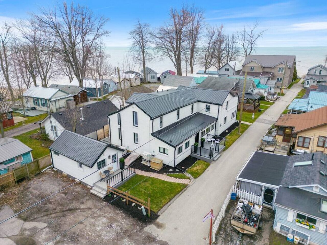 Et boligområde med huse i forskellige højder, både et- og toetagers, hvoraf nogle har tilhørende garage.