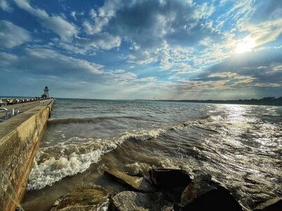 Luxe Lodges on Lake Erie ~ Aquamarine ~ Beachfront