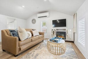 TV, fireplace - Luxe Lodges on Lake Erie ~ Aquamarine ~ Beachfront (Port Dover)