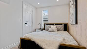 Desk, iron/ironing board, WiFi, bed sheets