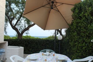 Outdoor dining - Villa by the sea and with a fantastic green garden! (Porto Cesareo)