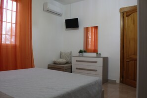 2 bedrooms, iron/ironing board, WiFi, bed sheets - Villa by the sea and with a fantastic green garden! (Porto Cesareo)