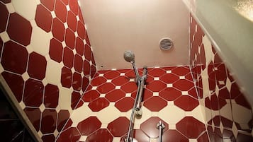 Doccia, set di cortesia gratuito, asciugacapelli, bidet